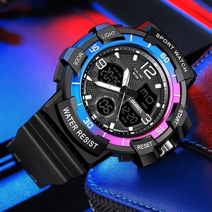 Détail montre sport étanche COOBOS à double affichage avec lunette dégradé néon et macro