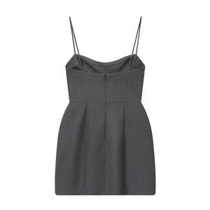 Vue arrière d'une mini robe grise à fines bretelles, coupe ajustée et zip invisible