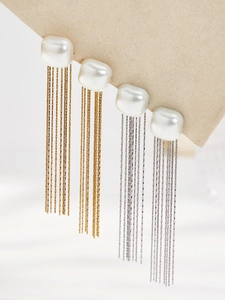 Detailansicht quadratischer Perlenohrringe mit langen Quasten in Gold und Silber