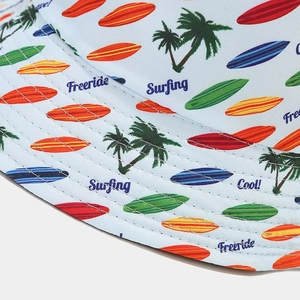 Bob réversible bleu clair avec imprimé cocotiers et planches de surf pour vacances à la plage
