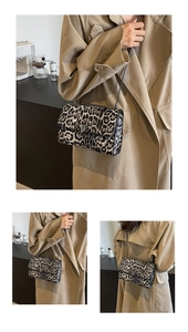 Detail der Schultertasche mit Leopardenmuster, Metallkette und dreieckigem Verschluss
