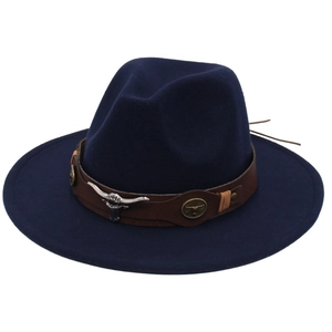 Vue détaillée d'un chapeau Fedora bleu marine avec bande en cuir et tête de taureau