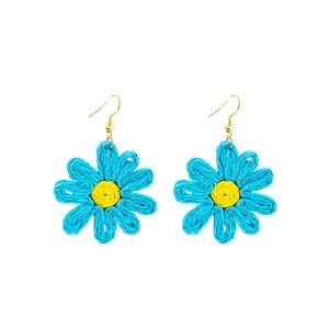 Détail des boucles d'oreilles marguerites en raphia tissé bleu et jaune avec crochets dorés