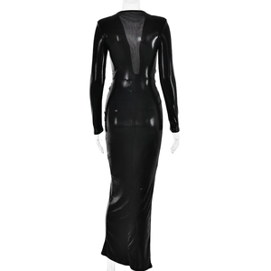Détail du dos d'une robe en simili cuir noir avec panneau en maille transparente et fronces