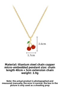 Gros plan du pendentif cerise rouge mesurant 2,6x1,7cm avec incrustations précises