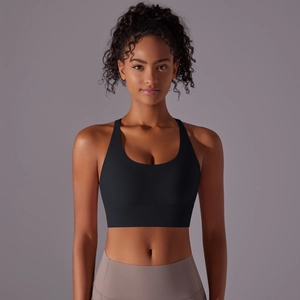 Vista frontale di un reggiseno sportivo nero ad alto impatto con tessuto spazzolato senza cuciture