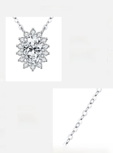 Dettaglio macro del ciondolo in moissanite 1 carato D VVS1 su catena in argento 925