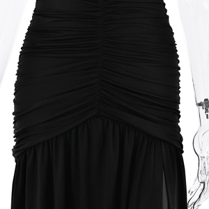 Détail de la robe noire dos nu avec fronces à la taille et texture de fente latérale