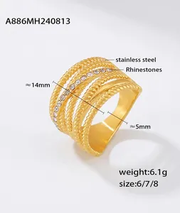 Dettaglio dell'anello multistrato in acciaio inossidabile dorato 18K con zirconi