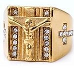 Detailansicht eines goldenen Gothic-Jesus-Kruzifix-Rings mit funkelnden weißen Steinen