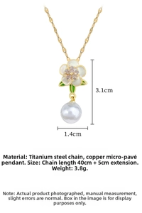 Vue détaillée du pendentif fleur élégant avec perle blanche sur collier en titane