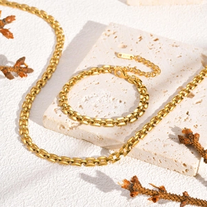 Detailed close-up of 18K gold-plated strap chain links with K18 stamp on decorative stone