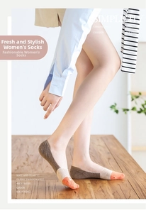 Detail of women's low-cut cotton socks with cute rabbit embroidery and non-slip design