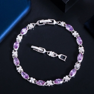 Detail eines silbernen Armbands mit lila Zirkonia im Marquiseschliff und Blumenakzenten