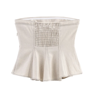 Haut bustier beige à basque avec surpiqûres noires contrastées et dos froncé élastique