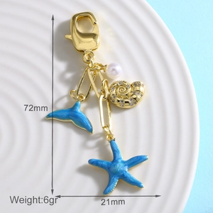 Makro-Detail von vergoldetem Seestern-Anhänger mit Maßen 72mm und 6g Gewicht für Taschen