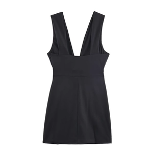Robe courte noire sans manches à décolleté en V profond avec détail de nœud papillon