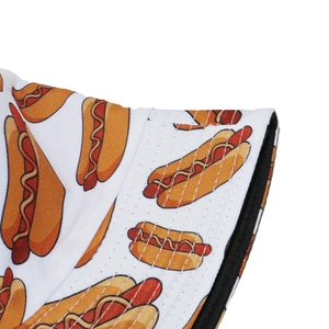 Detailansicht des Hot-Dog-Prints auf dem weißen Fischerhut mit feinen Nähten