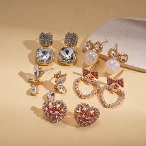 Set de 10 boucles d'oreilles dorées avec perles, cristaux et nœuds élégants