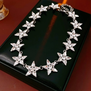 Dettaglio della collana scintillante a forma di stella con cristalli su base nera