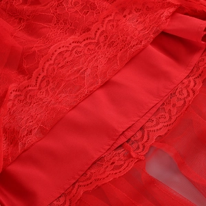 Vue macro détaillée de la dentelle rouge vif et des couches de tulle sur une robe chic