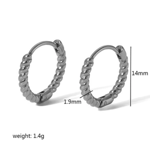 Dettaglio di orecchini a cerchio intrecciati argento con diametro 14mm e peso 1,4g