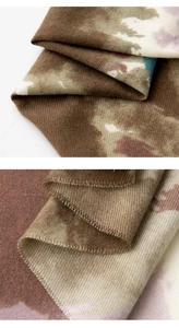 Gros plan d'une écharpe vintage style cachemire avec motif camouflage et texture