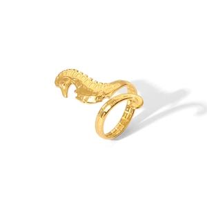 Detaillierte Makroansicht des goldenen Seepferdchen-Rings mit einer offenen Ringschiene