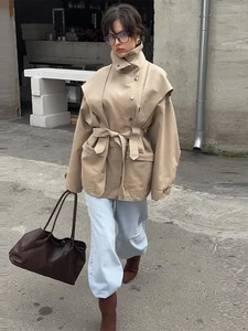 Détail du trench-coat kaki avec taille ceinturée et boutons-pression en métal devant