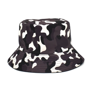 Dettaglio delle cuciture di qualità sulla tesa del cappello camouflage da esterno