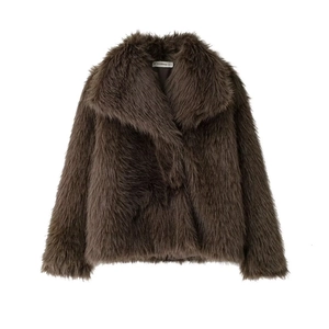 Gros plan d'une veste en fausse fourrure marron avec large revers et texture peluche