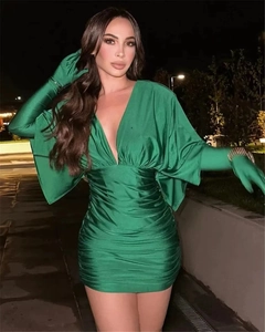 Dettagli dell'abito mini in raso verde con scollo a V e guanti a maniche lunghe