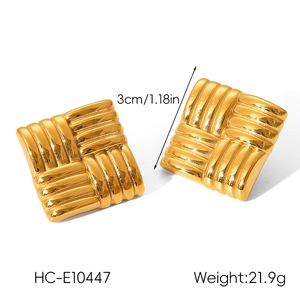 Detail of 18K gold-plated stainless steel woven square earrings with size 3cm and weight specs
