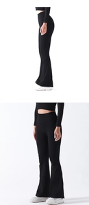 Détail du pantalon de yoga évasé à taille haute avec texture en maille côtelée noire