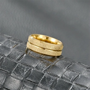 Detailansicht eines 8mm goldenen Edelstahlrings mit mattierter Oberfläche und Mittelfurche