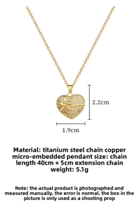 Détail du collier pendentif cœur doré avec nœud papillon et incrustations de zircon