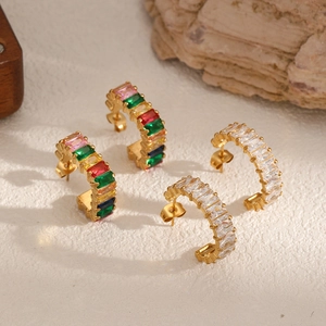 Boucles d'oreilles créoles C en acier doré avec zircons colorés et blancs de luxe