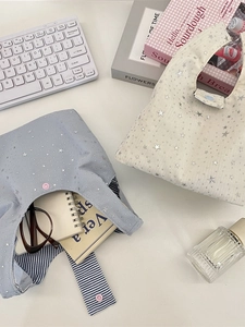 Sacs cabas avec étoiles à paillettes bleus et beiges, doublure rayée et bouton pression
