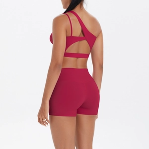 Detail eines weinroten Yoga-Sets mit One-Shoulder-Top und Shorts aus weichem Stretchstoff