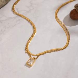 Élégant collier double épaisseur plaqué or 18K avec pendentif en zircon carré