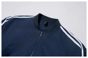 Dettaglio della giacca sportiva blu navy con strisce bianche e colletto in maglia