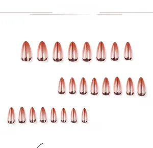Détail de 24 faux ongles amande dégradé marron œil de chat sur un fond blanc neutre