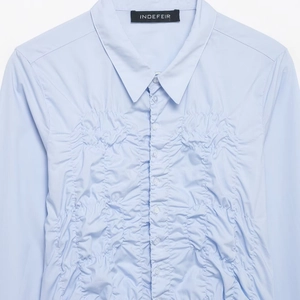 Chemise en popeline extensible bleu clair avec détails plissés sur le devant et manches