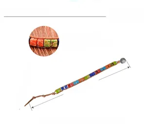 Détail du bracelet en cuir et pierre d'empereur colorée avec fermoir bouton lotus