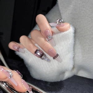 Unghie finte fatte a mano sfumate viola con glitter argento e grandi gemme di cristallo