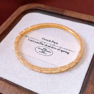 Bracelet jon j plaqué or 18 carats avec motif géométrique moderne et fini poli brillant