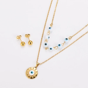 Détail du collier doré double épaisseur avec perles d'œil bleu et boucles d'oreilles