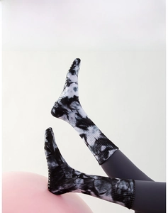 Detailansicht der Tie-Dye Yoga Socken mit rutschfestem Silikon und 18cm Wadenlänge