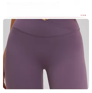Détail du legging de yoga avec taille haute croisée et entrejambe sans couture apparente