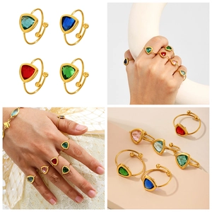 Elegante gouden open ringen met gekleurde driehoekige edelstenen in diverse kleuren